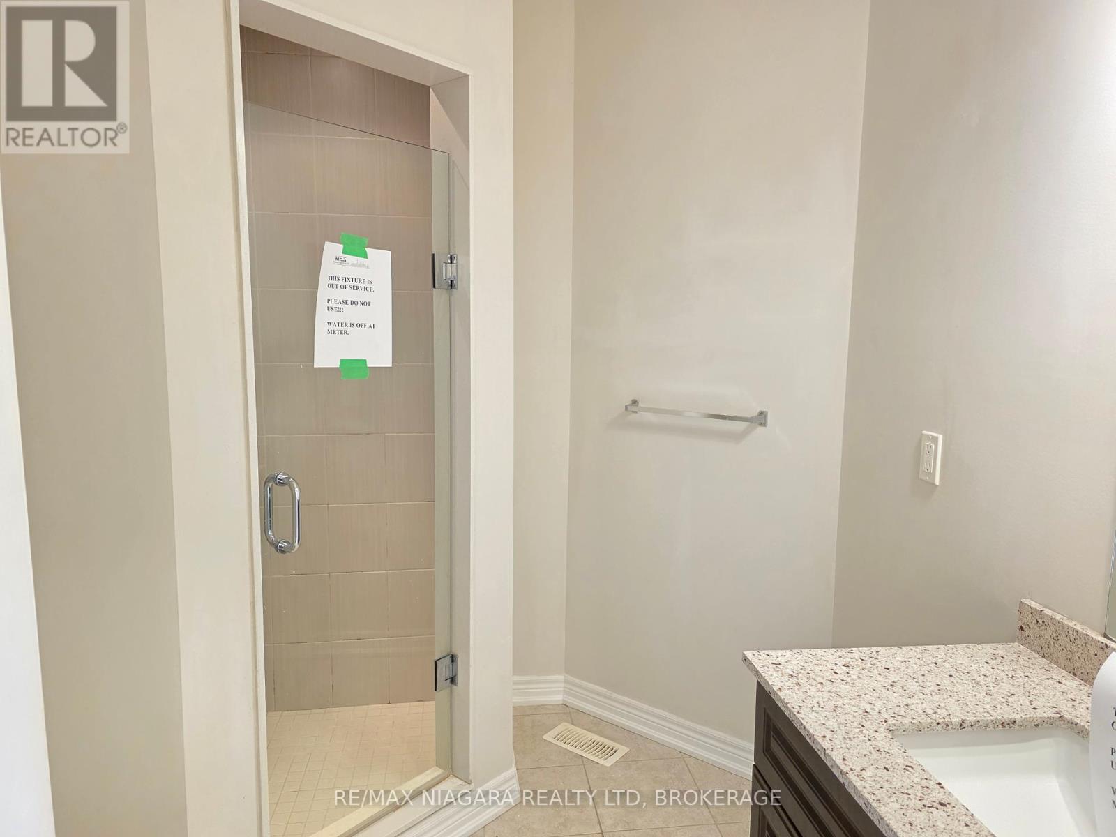24 Ellis Avenue, St. Catharines, Ontario  L2P 0E6 - Photo 5 - X12452512
