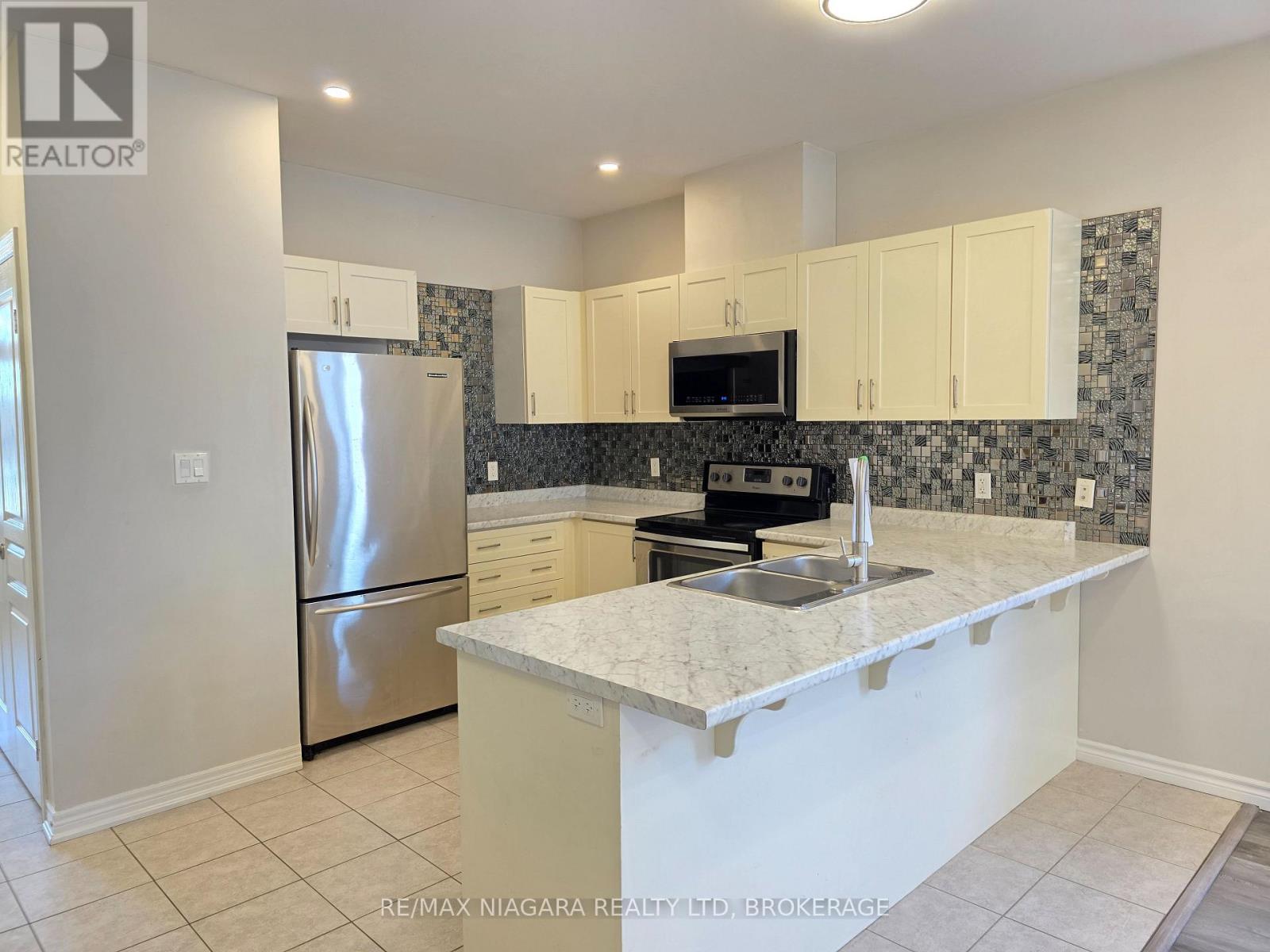 24 Ellis Avenue, St. Catharines, Ontario  L2P 0E6 - Photo 6 - X12452512