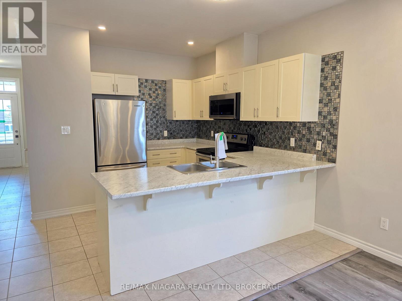 24 Ellis Avenue, St. Catharines, Ontario  L2P 0E6 - Photo 7 - X12452512