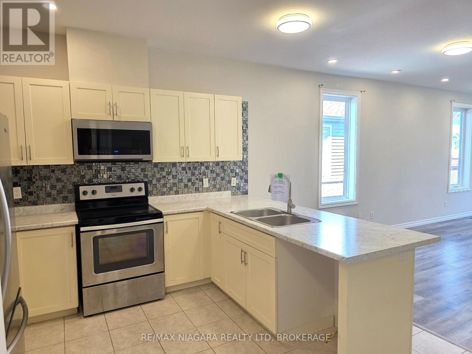 24 Ellis Avenue, St. Catharines, Ontario  L2P 0E6 - Photo 8 - X12452512