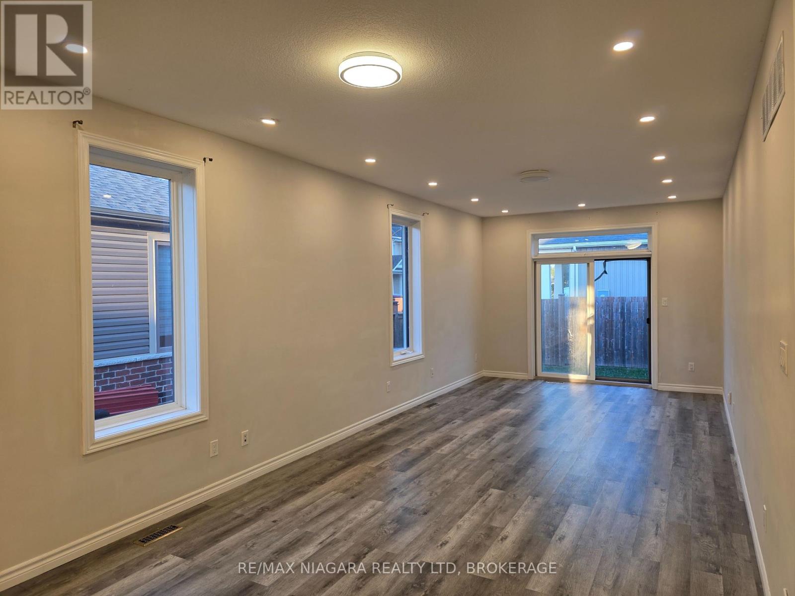 24 Ellis Avenue, St. Catharines, Ontario  L2P 0E6 - Photo 9 - X12452512