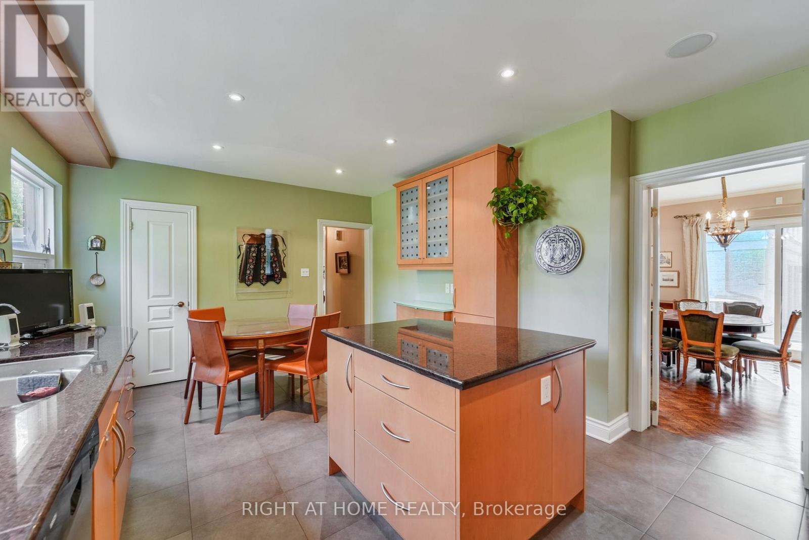 25 Clarendon Avenue, Toronto, Ontario  M4V 1H8 - Photo 15 - C12452579