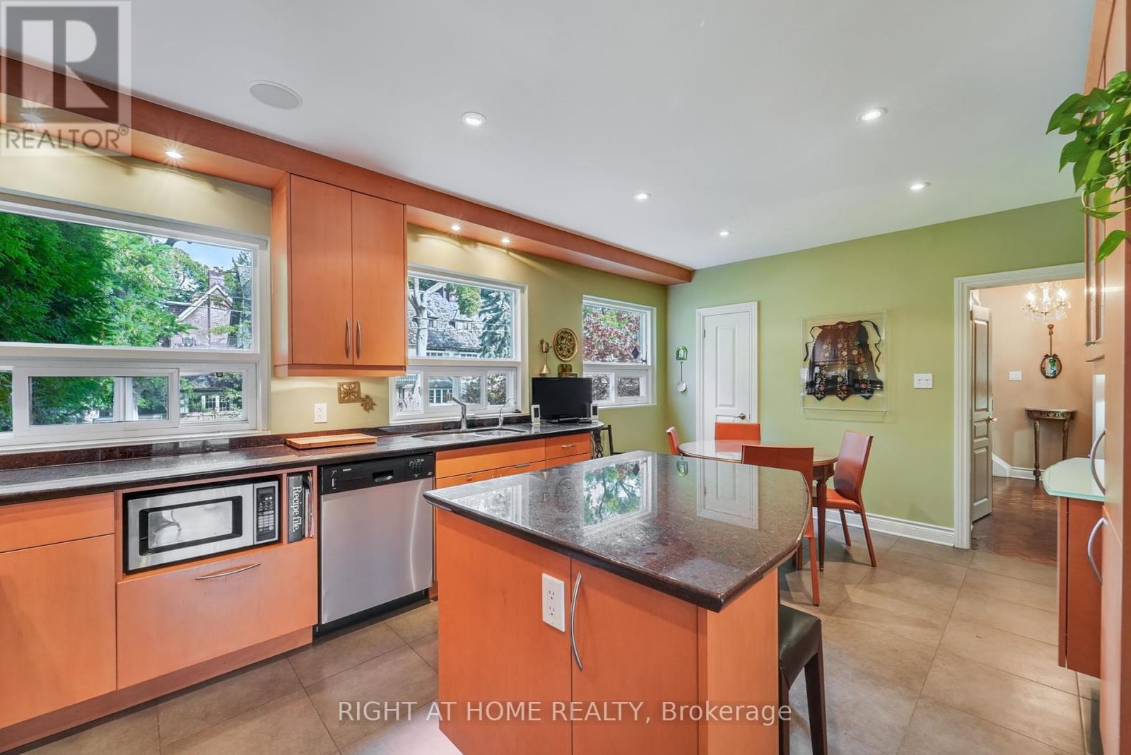 25 Clarendon Avenue, Toronto, Ontario  M4V 1H8 - Photo 16 - C12452579