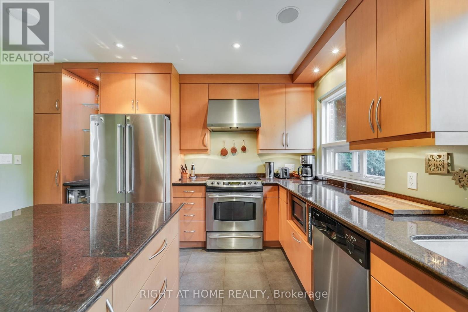 25 Clarendon Avenue, Toronto, Ontario  M4V 1H8 - Photo 17 - C12452579