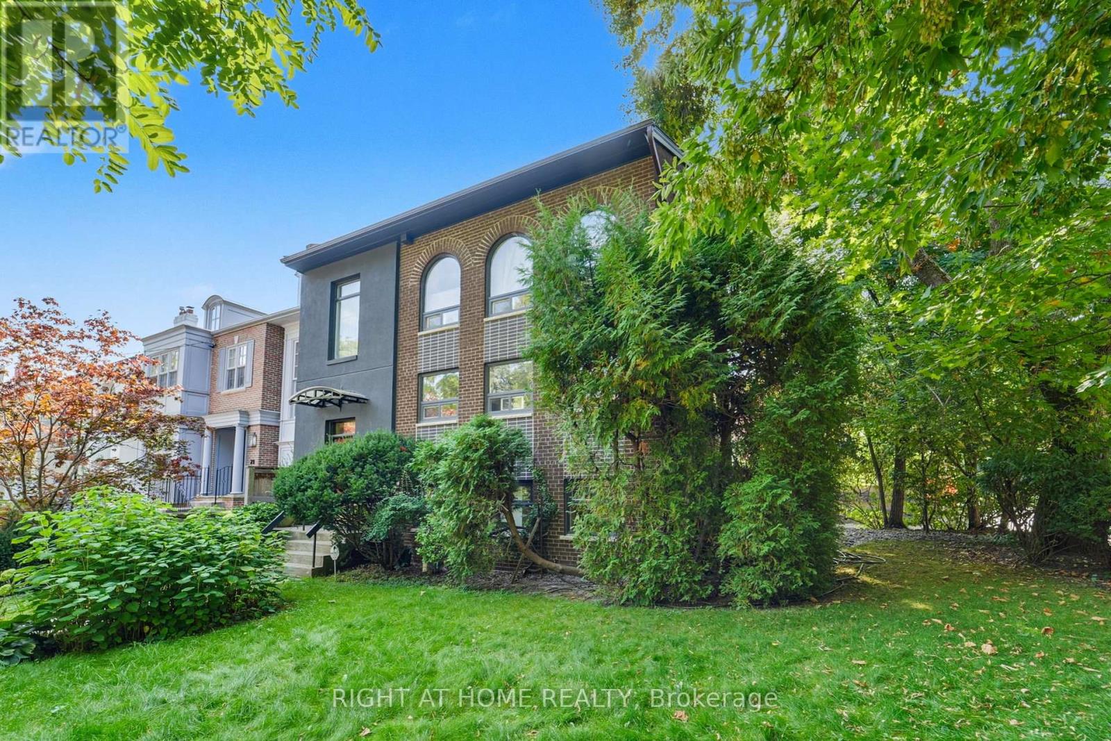 25 Clarendon Avenue, Toronto, Ontario  M4V 1H8 - Photo 2 - C12452579