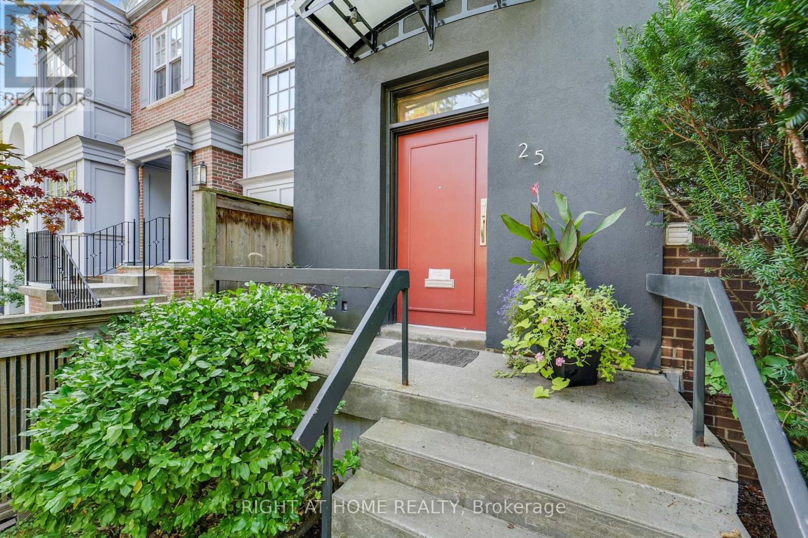 25 Clarendon Avenue, Toronto, Ontario  M4V 1H8 - Photo 3 - C12452579