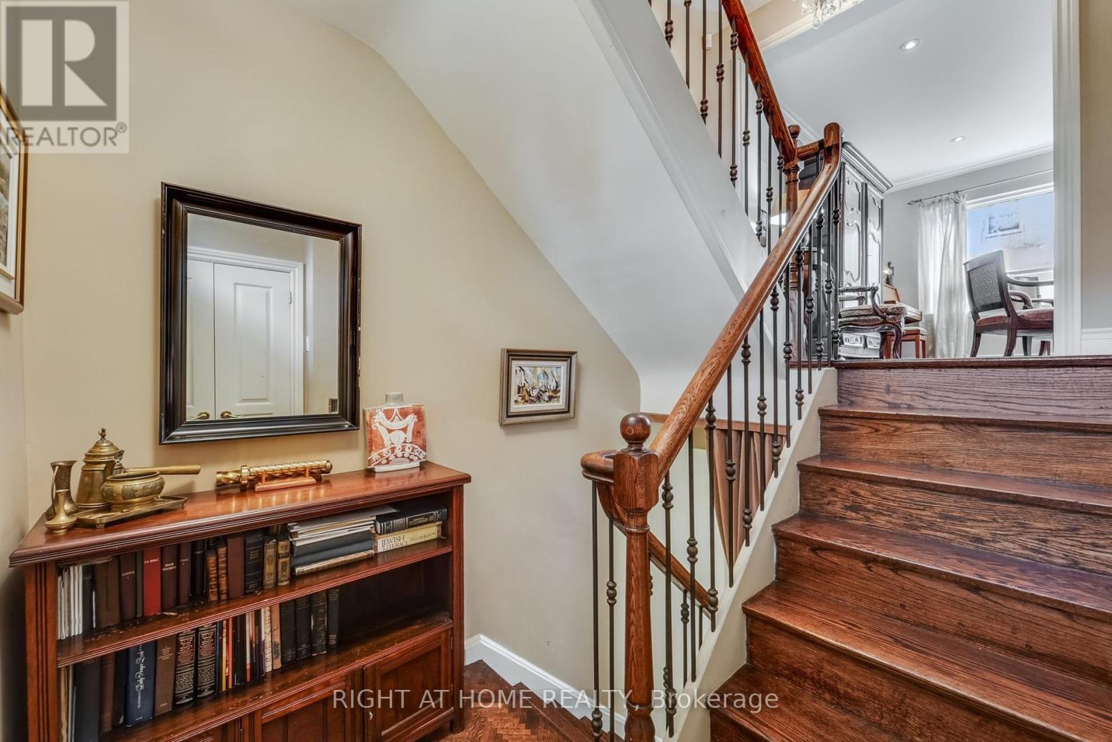 25 Clarendon Avenue, Toronto, Ontario  M4V 1H8 - Photo 5 - C12452579