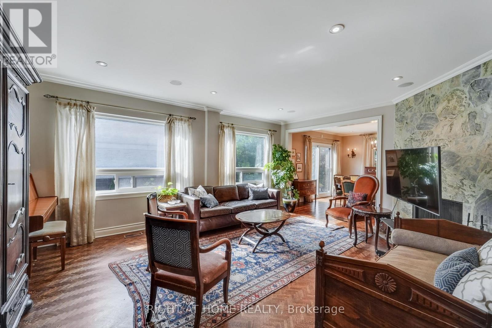 25 Clarendon Avenue, Toronto, Ontario  M4V 1H8 - Photo 8 - C12452579