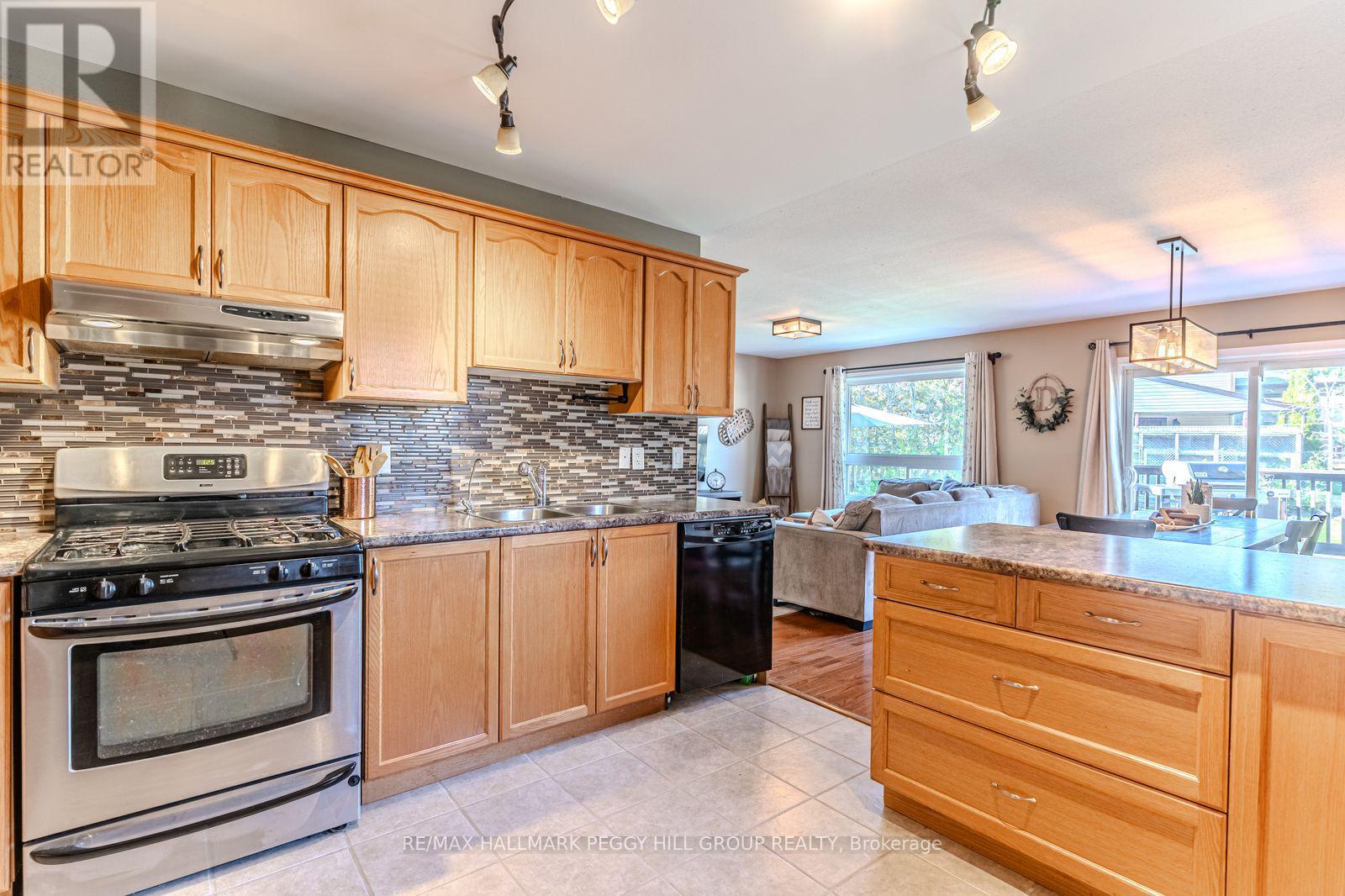 20 Rosemarie Drive, Oro-Medonte, Ontario  L0L 1T0 - Photo 8 - S12452577