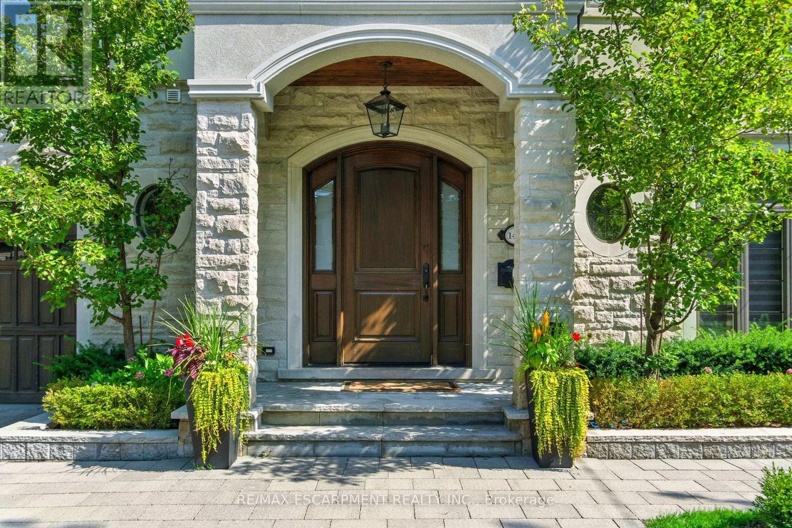 1499 Trotwood Avenue, Mississauga, Ontario  L5G 3Z8 - Photo 3 - W12452461