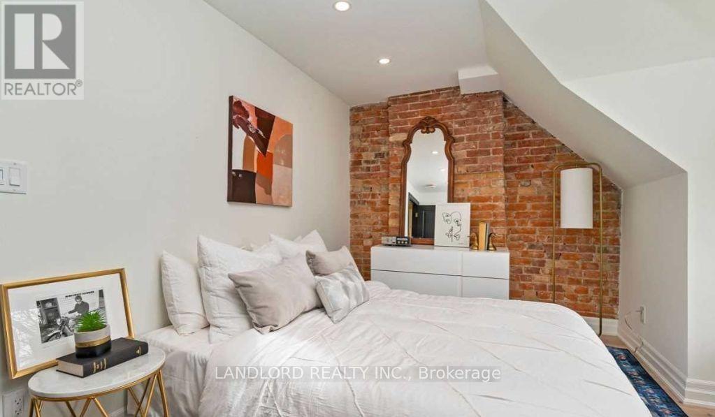3 - 121 Sorauren Avenue, Toronto, Ontario  M6R 2E3 - Photo 2 - W12452467