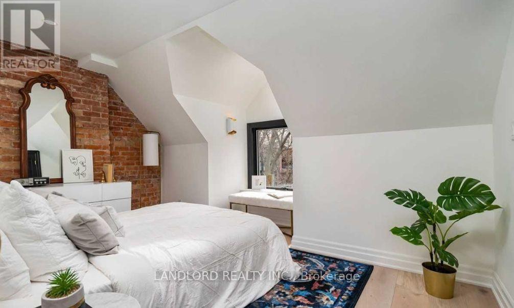 3 - 121 Sorauren Avenue, Toronto, Ontario  M6R 2E3 - Photo 3 - W12452467