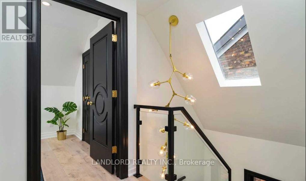 3 - 121 Sorauren Avenue, Toronto, Ontario  M6R 2E3 - Photo 4 - W12452467