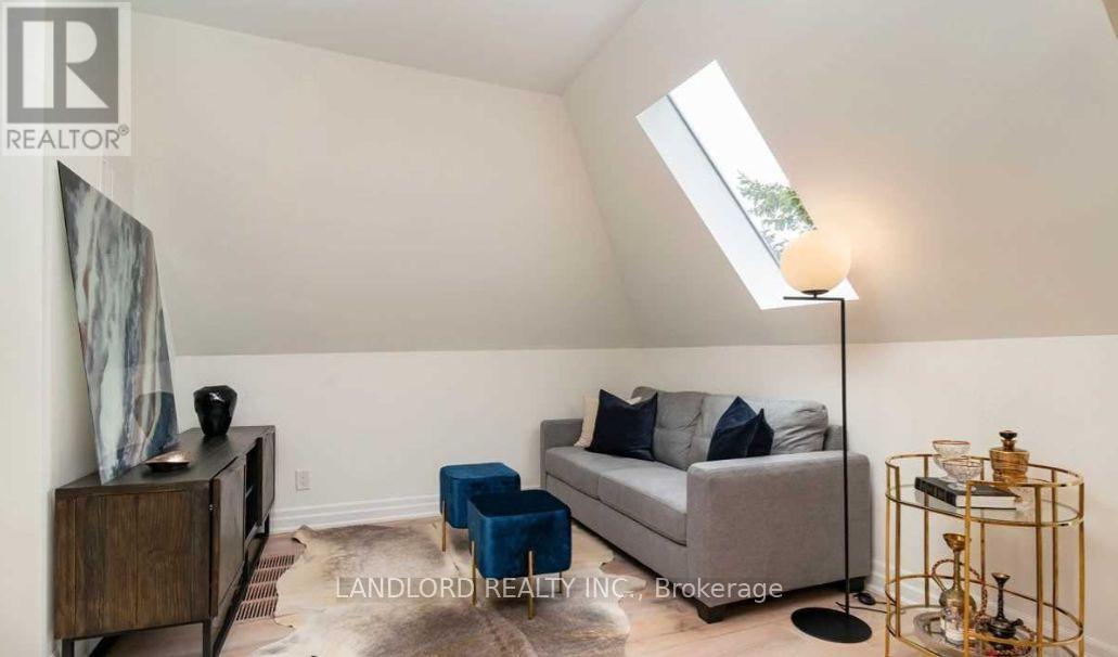 3 - 121 Sorauren Avenue, Toronto, Ontario  M6R 2E3 - Photo 6 - W12452467