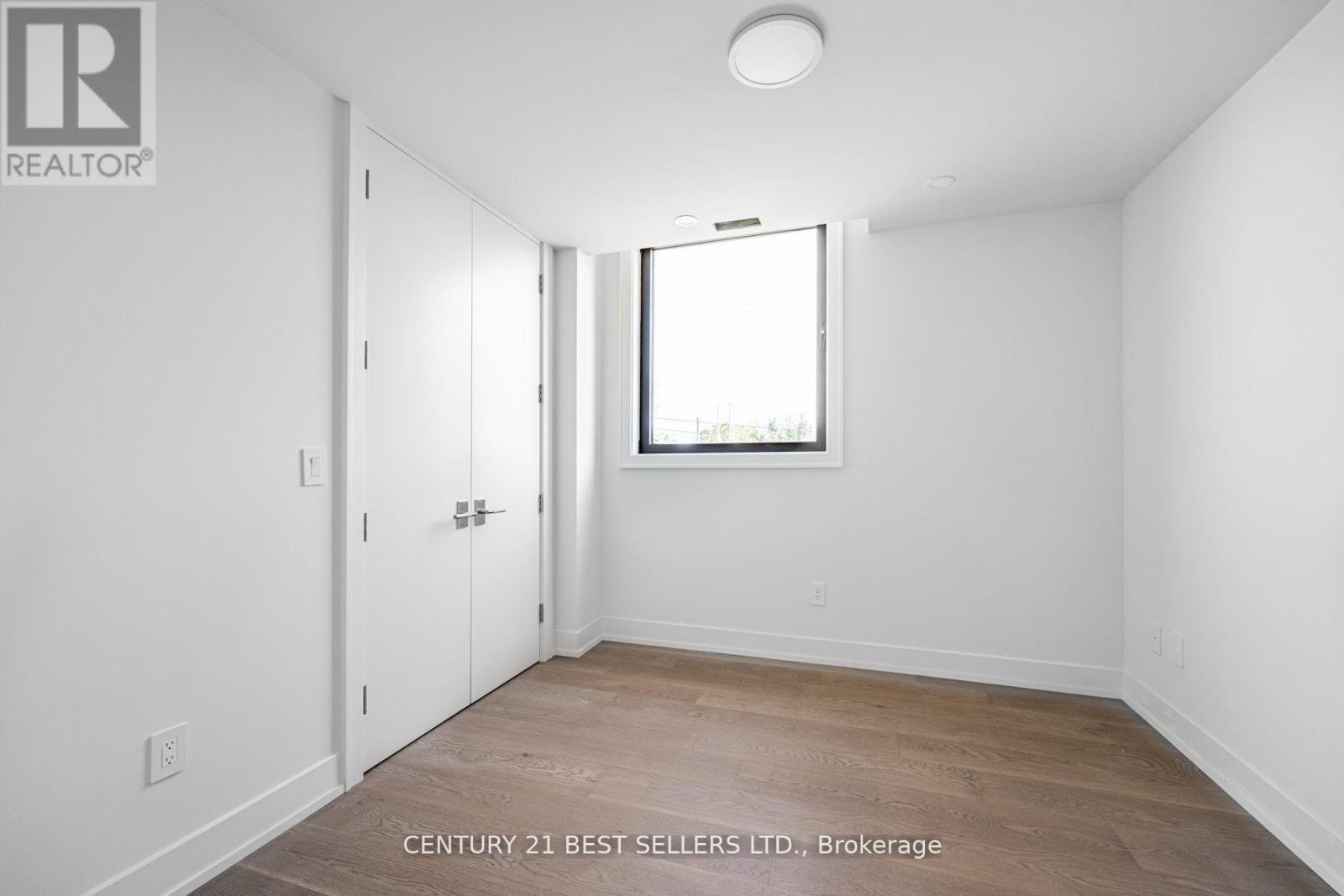 739 Ebony Avenue, Mississauga, Ontario  L5E 1V9 - Photo 15 - W12452574