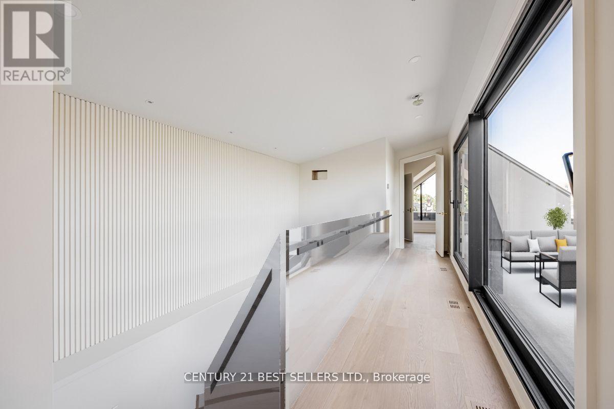 739 Ebony Avenue, Mississauga, Ontario  L5E 1V9 - Photo 18 - W12452574
