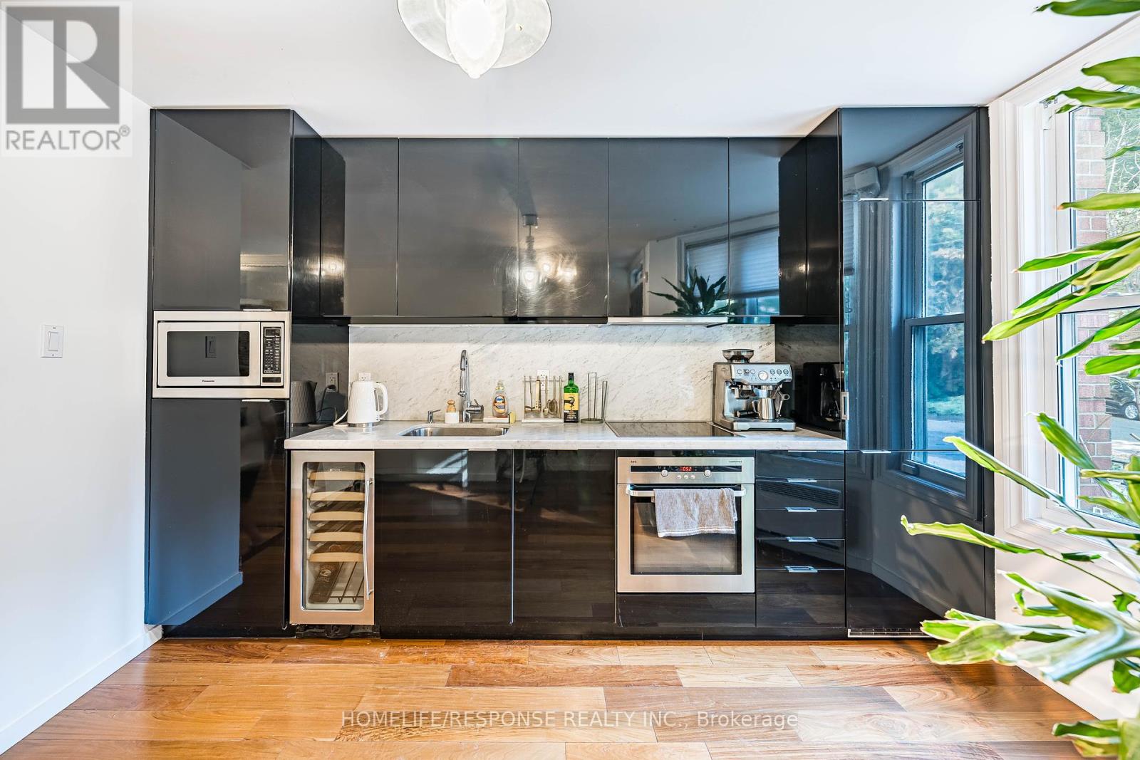 24 Irwin Avenue, Toronto, Ontario  M4Y 1L2 - Photo 5 - C12452607