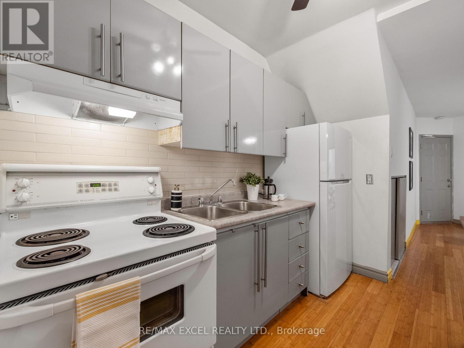 Main - 137 Gerrard Street E, Toronto, Ontario  M5A 2E3 - Photo 10 - C12452632