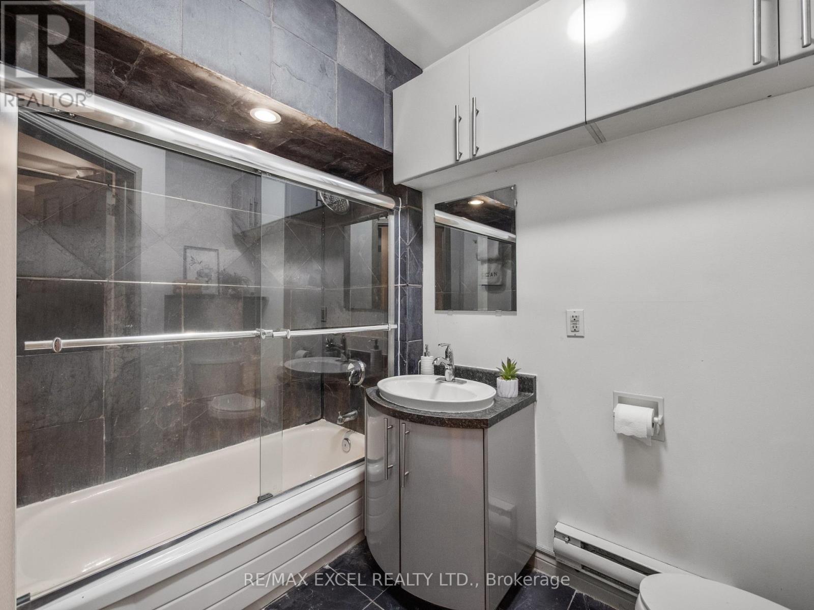 Main - 137 Gerrard Street E, Toronto, Ontario  M5A 2E3 - Photo 18 - C12452632