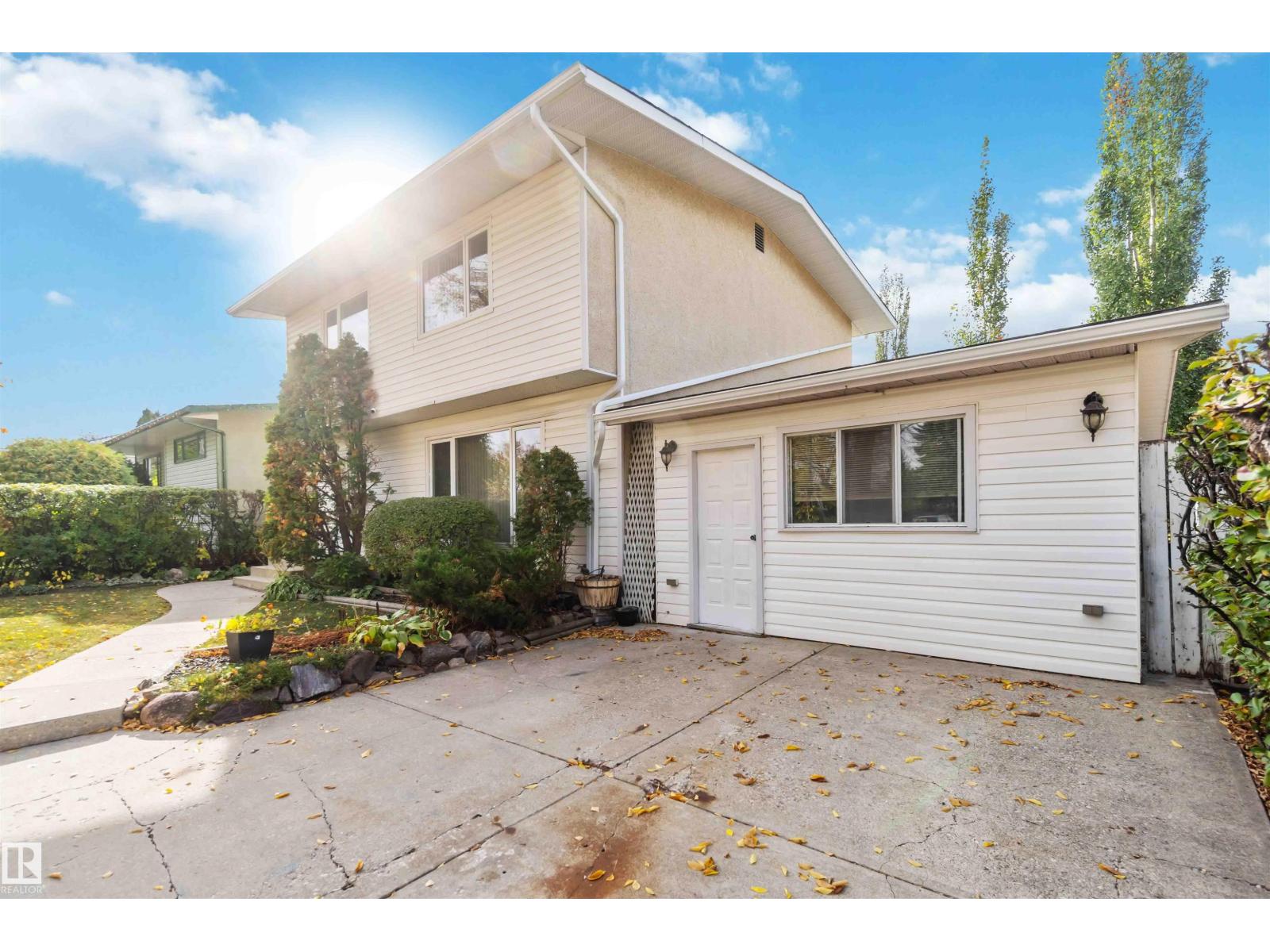 9000 168 St Nw, Edmonton, Alberta  T5R 2V5 - Photo 4 - E4461357