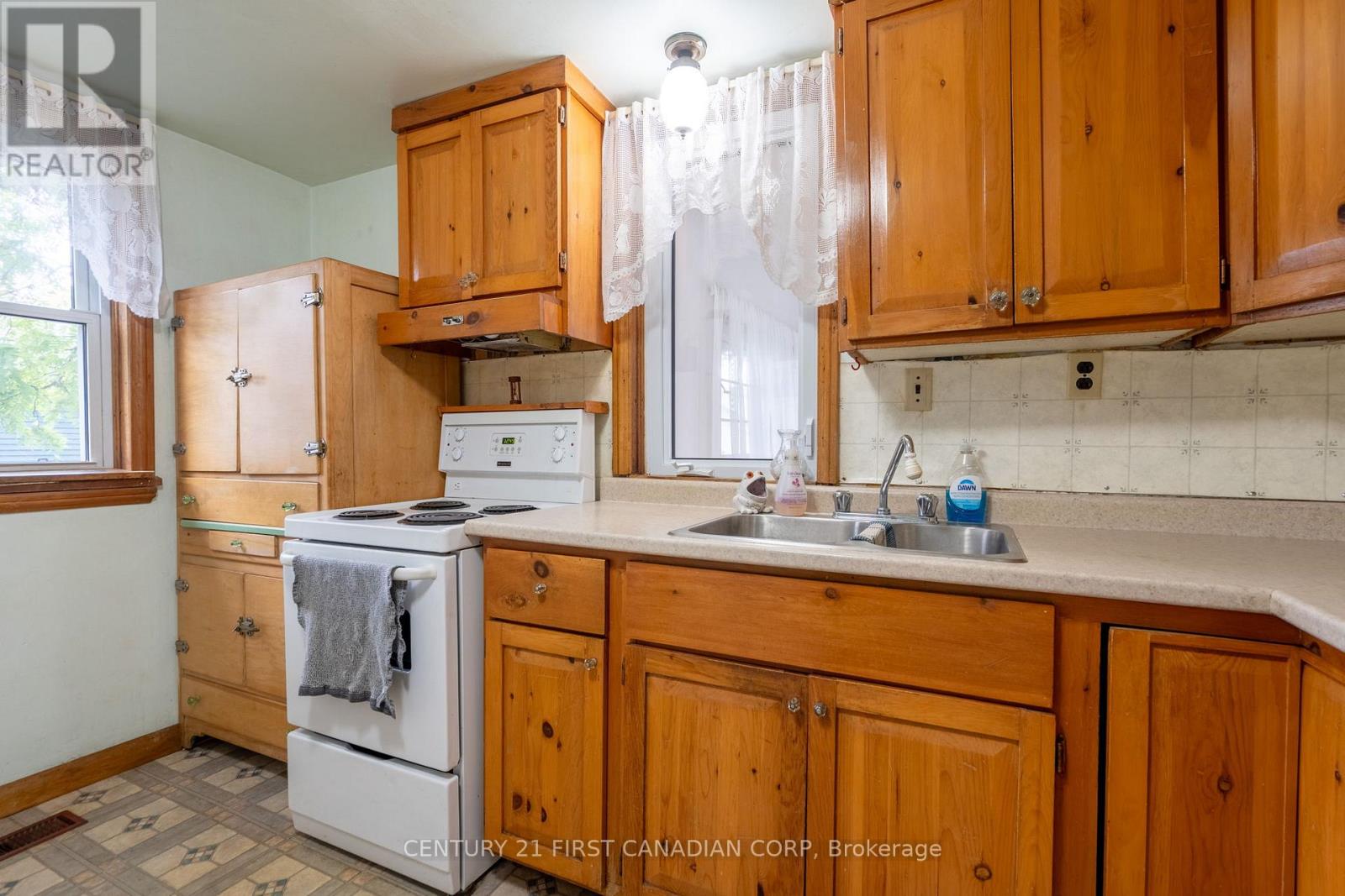 Photo 13 of 30 for 25 Langarth Street W