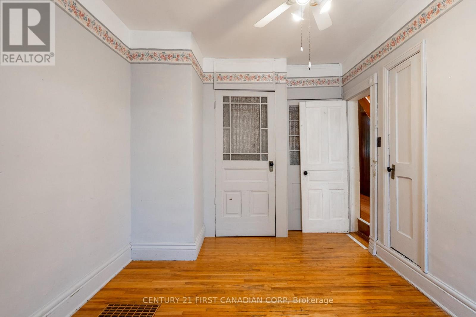 Photo 17 of 30 for 25 Langarth Street W