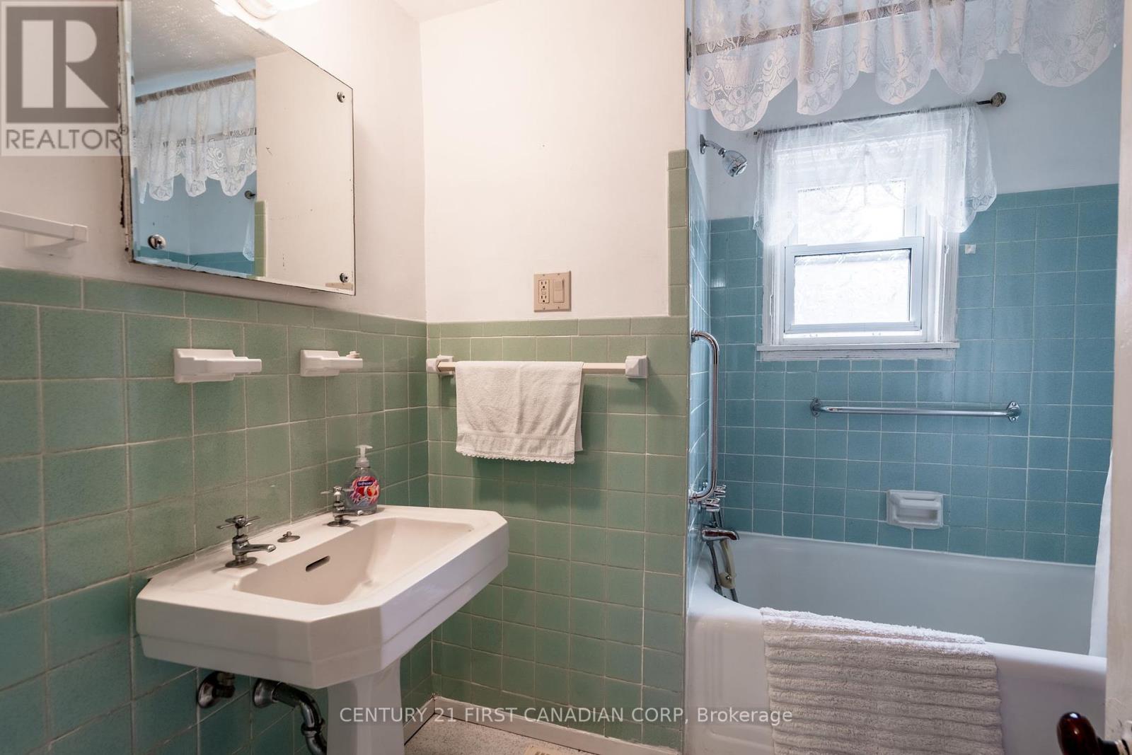 Photo 19 of 30 for 25 Langarth Street W