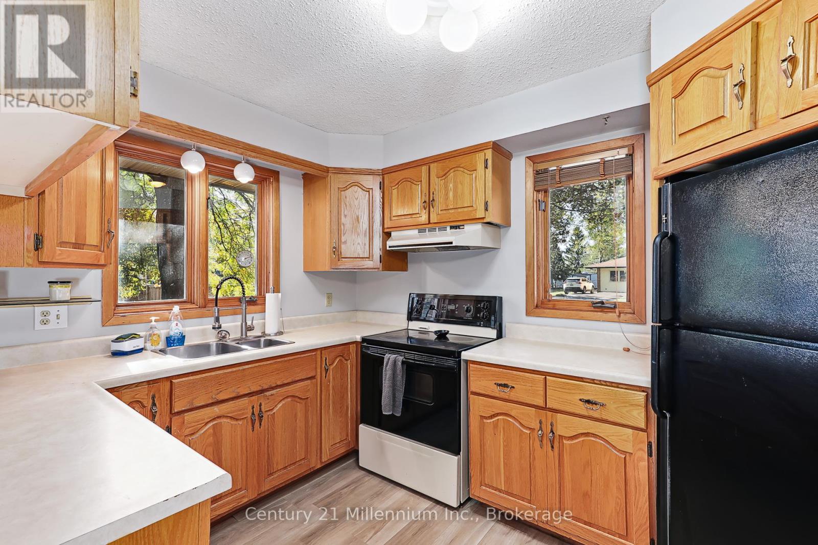213 Jane Street, Clearview, Ontario  L0M 1S0 - Photo 18 - S12452697