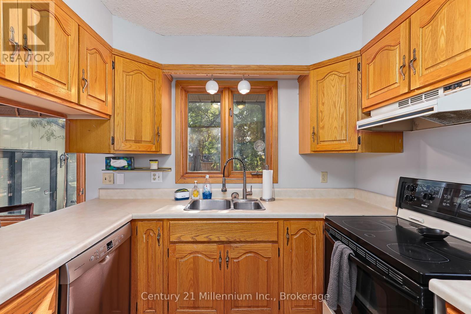 213 Jane Street, Clearview, Ontario  L0M 1S0 - Photo 19 - S12452697