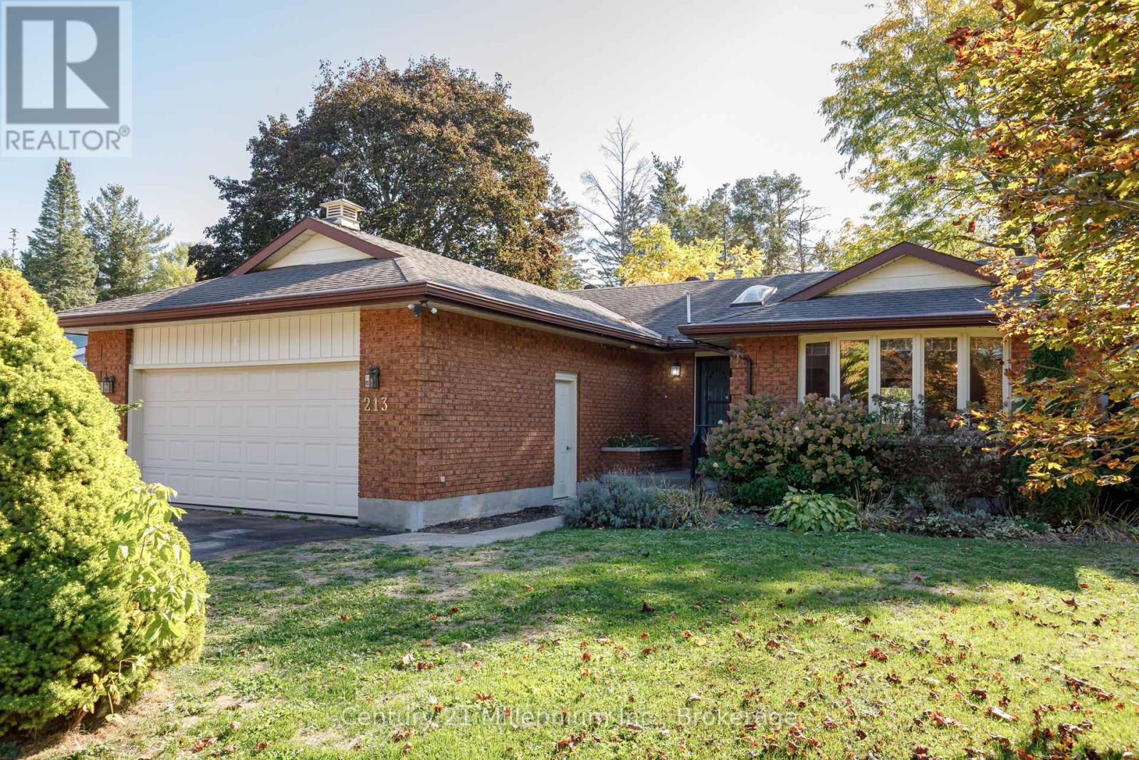 213 Jane Street, Clearview, Ontario  L0M 1S0 - Photo 2 - S12452697