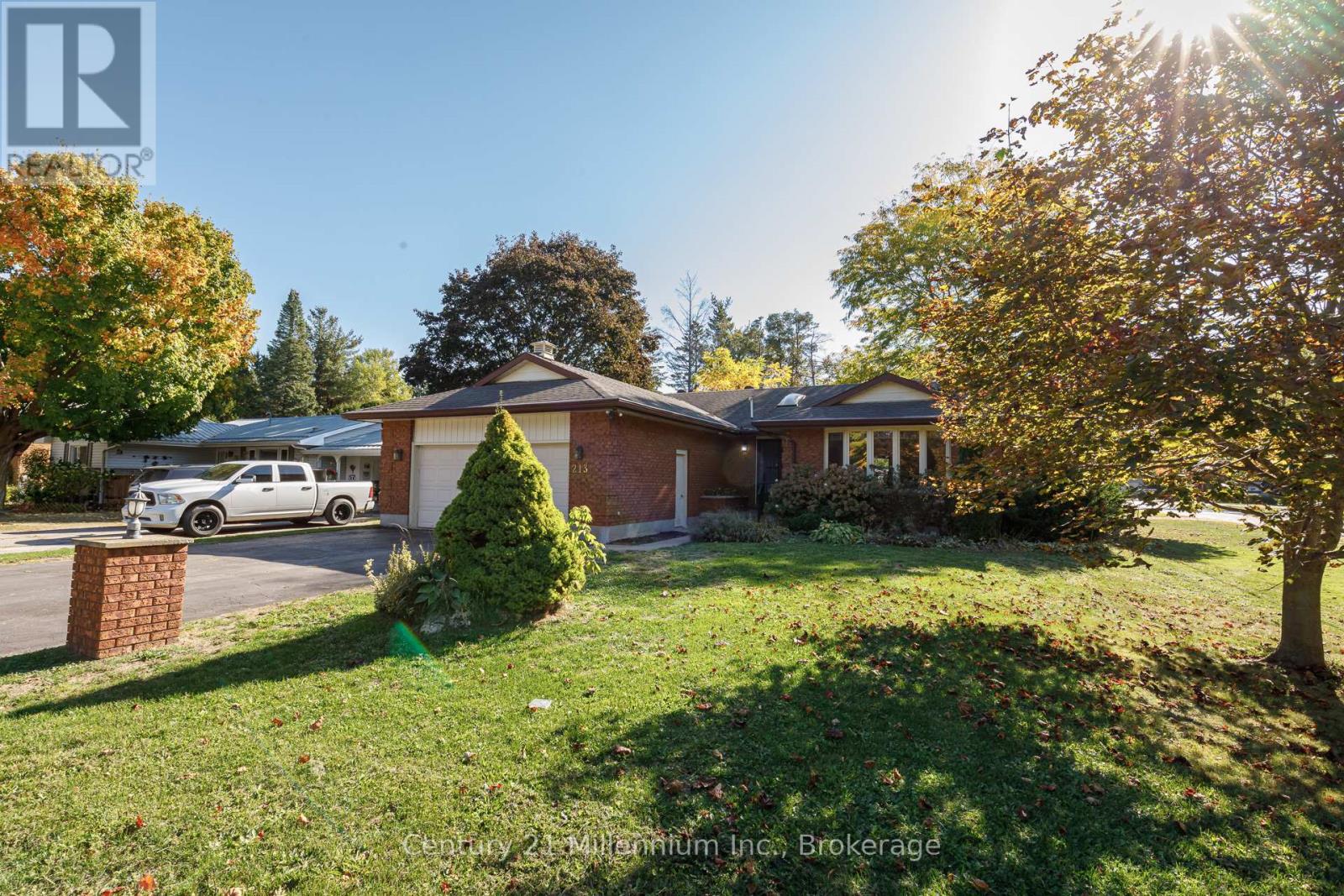 213 Jane Street, Clearview, Ontario  L0M 1S0 - Photo 3 - S12452697