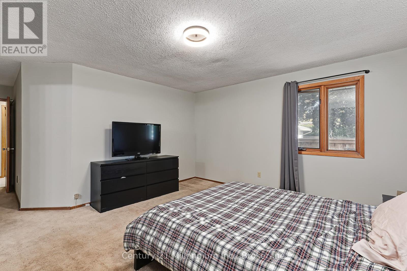 213 Jane Street, Clearview, Ontario  L0M 1S0 - Photo 31 - S12452697