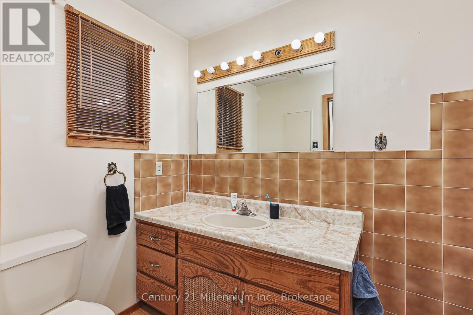 213 Jane Street, Clearview, Ontario  L0M 1S0 - Photo 33 - S12452697