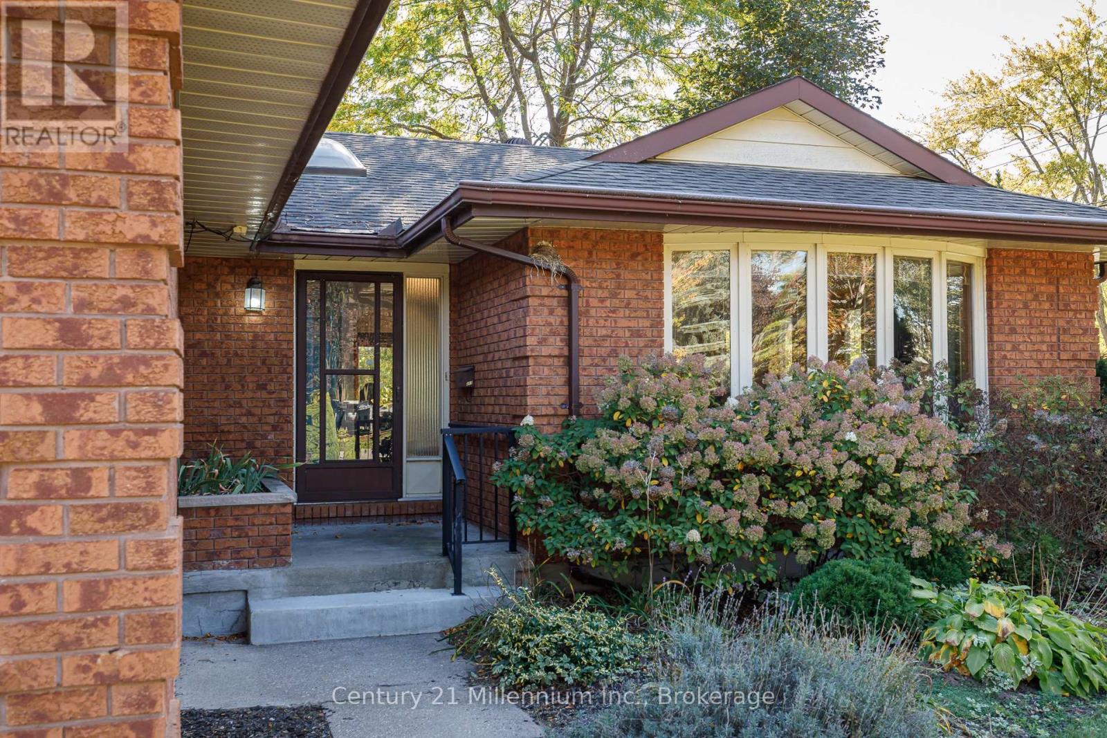 213 Jane Street, Clearview, Ontario  L0M 1S0 - Photo 4 - S12452697