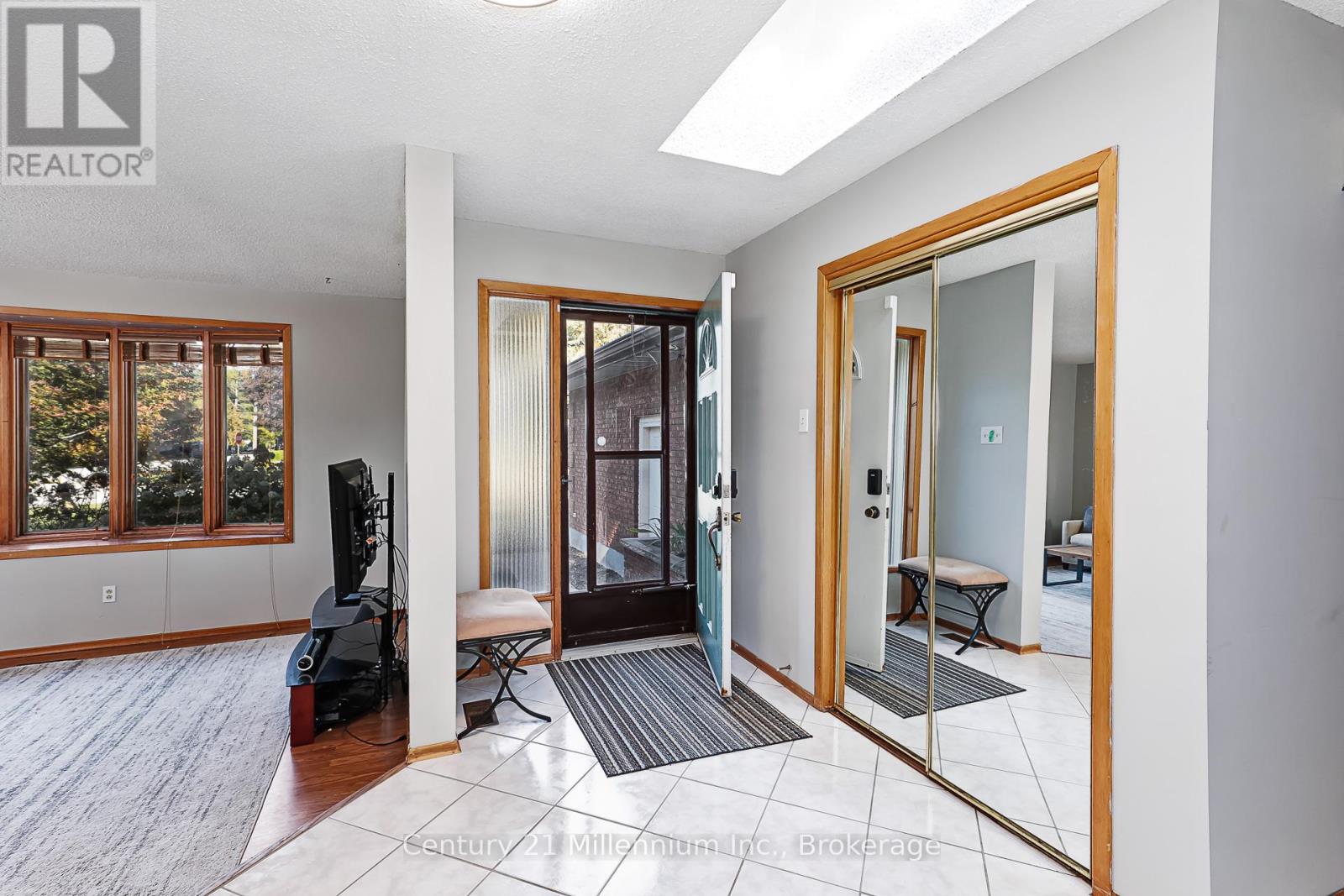 213 Jane Street, Clearview, Ontario  L0M 1S0 - Photo 6 - S12452697