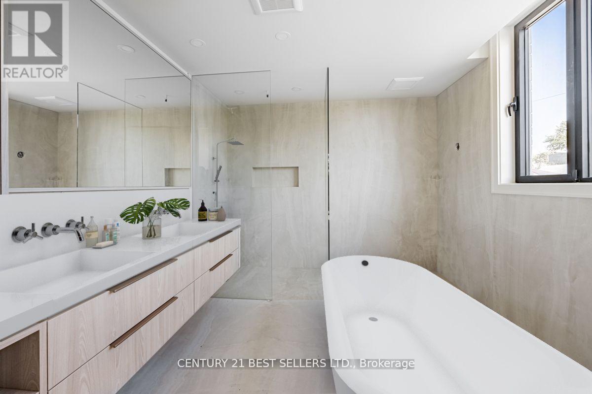 739 Ebony Avenue, Mississauga, Ontario  L5E 1V9 - Photo 13 - W12452633