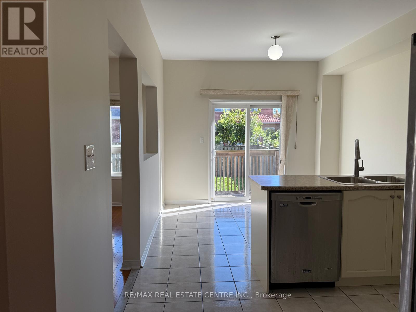478 Huntington Ridge Drive, Mississauga, Ontario  L5R 0A9 - Photo 12 - W12448425