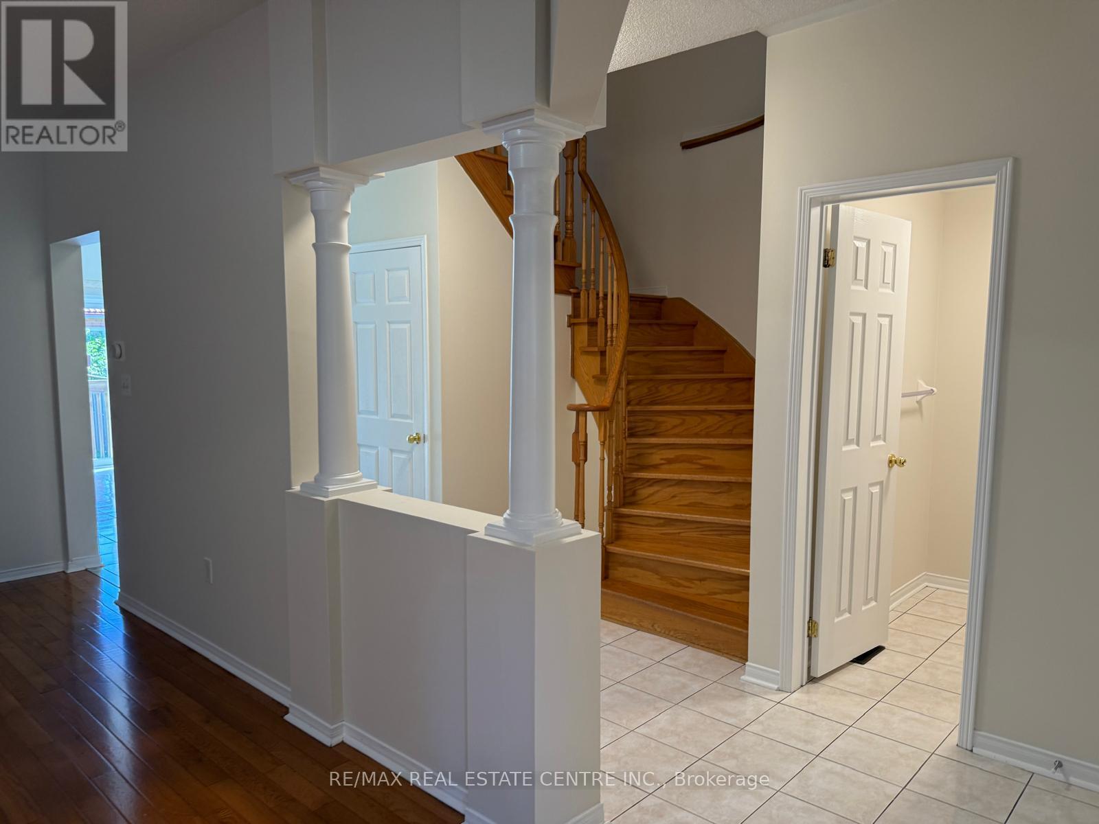 478 Huntington Ridge Drive, Mississauga, Ontario  L5R 0A9 - Photo 4 - W12448425