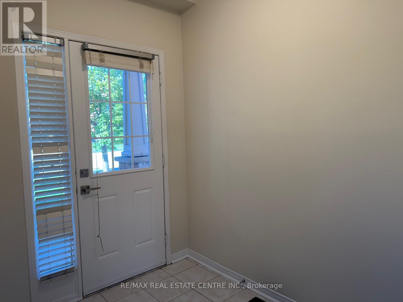478 Huntington Ridge Drive, Mississauga, Ontario  L5R 0A9 - Photo 3 - W12448425