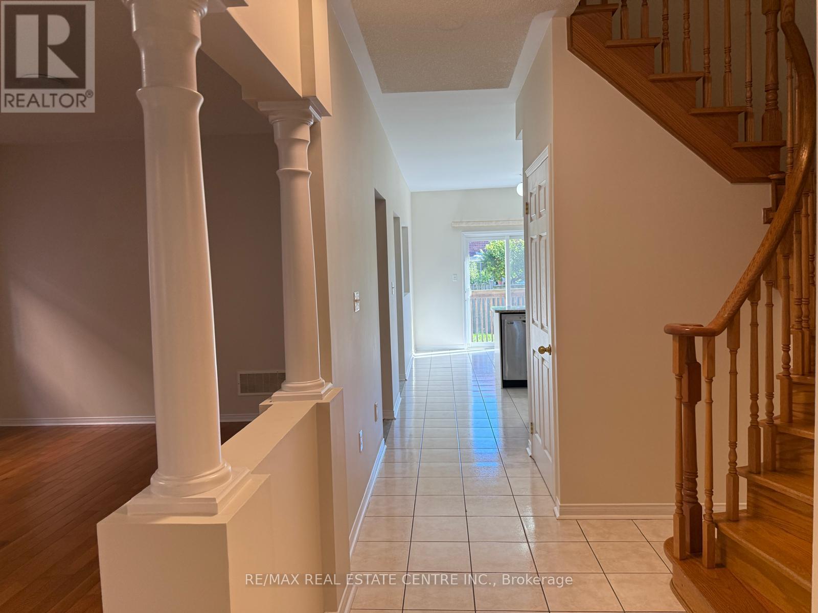 478 Huntington Ridge Drive, Mississauga, Ontario  L5R 0A9 - Photo 6 - W12448425