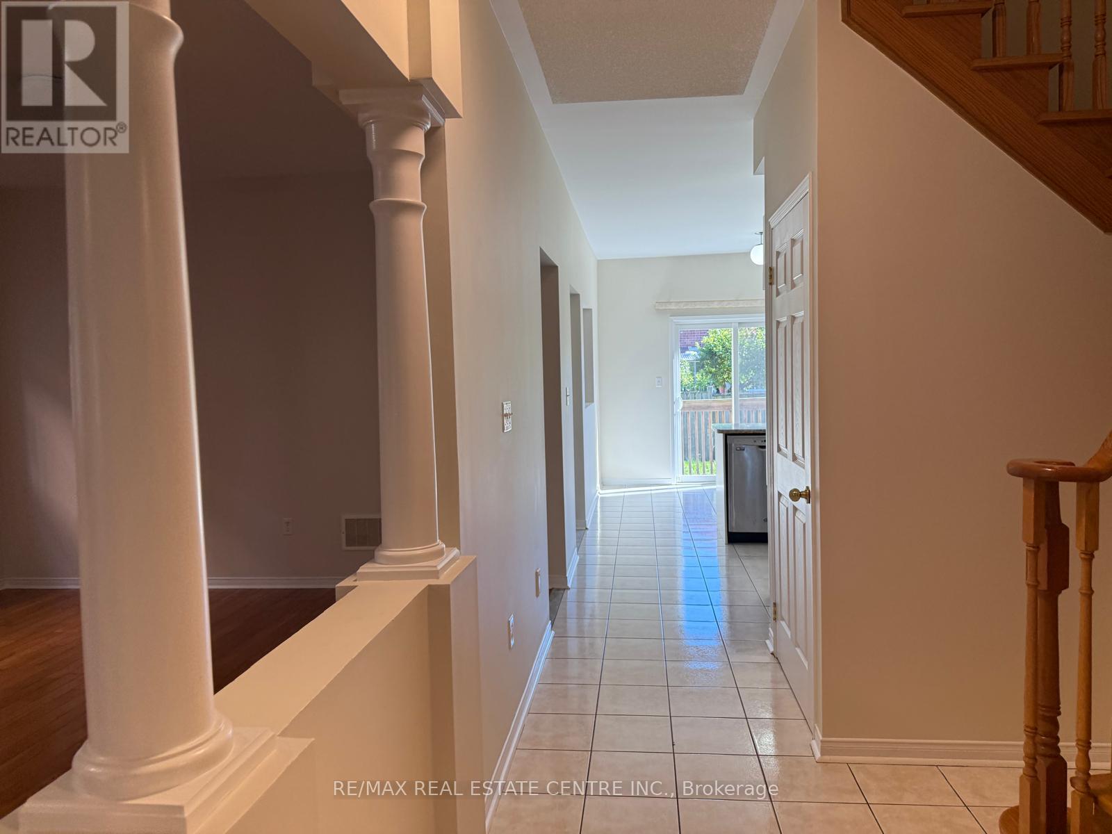 478 Huntington Ridge Drive, Mississauga, Ontario  L5R 0A9 - Photo 8 - W12448425
