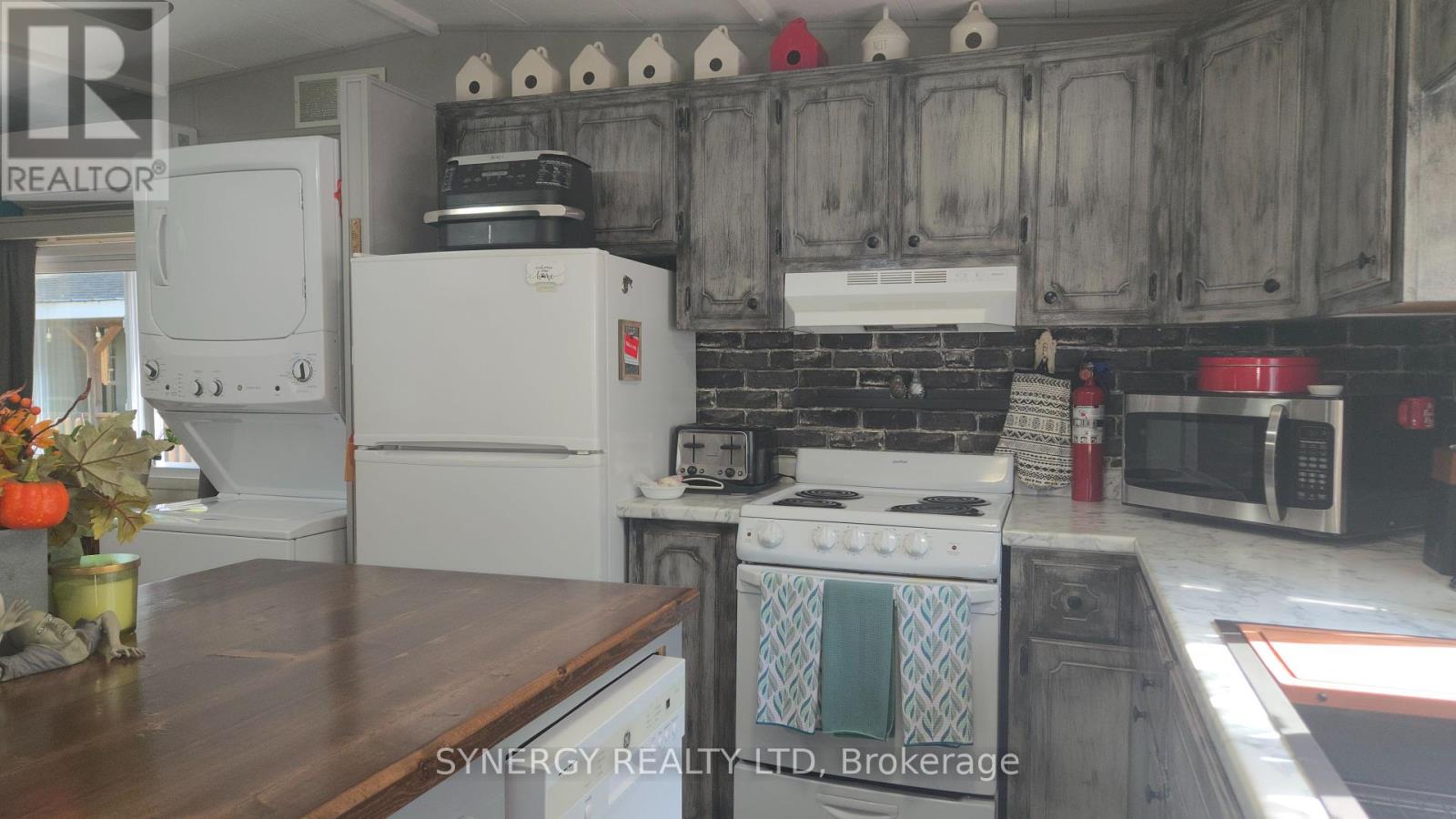 24749 Park Street, Strathroy-Caradoc, Ontario  N7G 1P4 - Photo 11 - X12452748