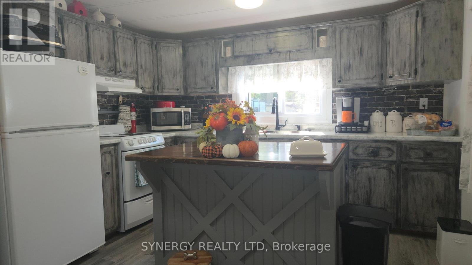24749 Park Street, Strathroy-Caradoc, Ontario  N7G 1P4 - Photo 12 - X12452748