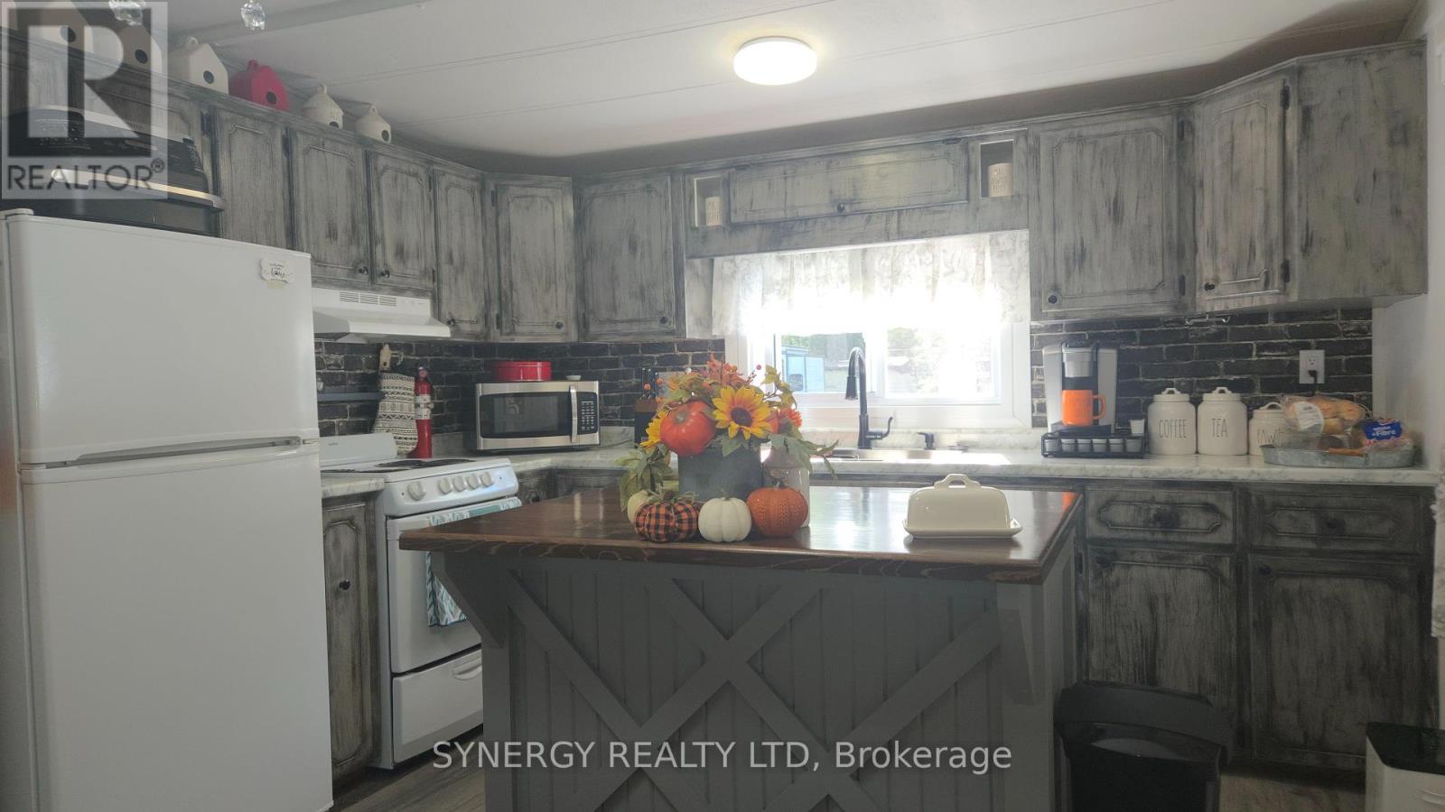 24749 Park Street, Strathroy-Caradoc, Ontario  N7G 1P4 - Photo 13 - X12452748