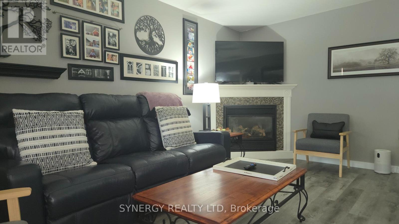 24749 Park Street, Strathroy-Caradoc, Ontario  N7G 1P4 - Photo 6 - X12452748