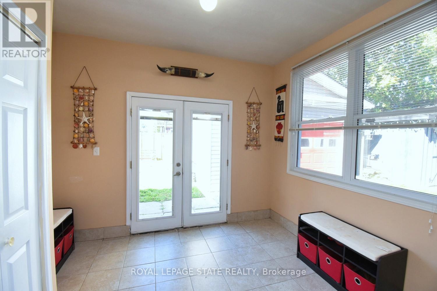 53 Seventh Avenue, Brantford, Ontario  N3S 1B3 - Photo 14 - X12452597