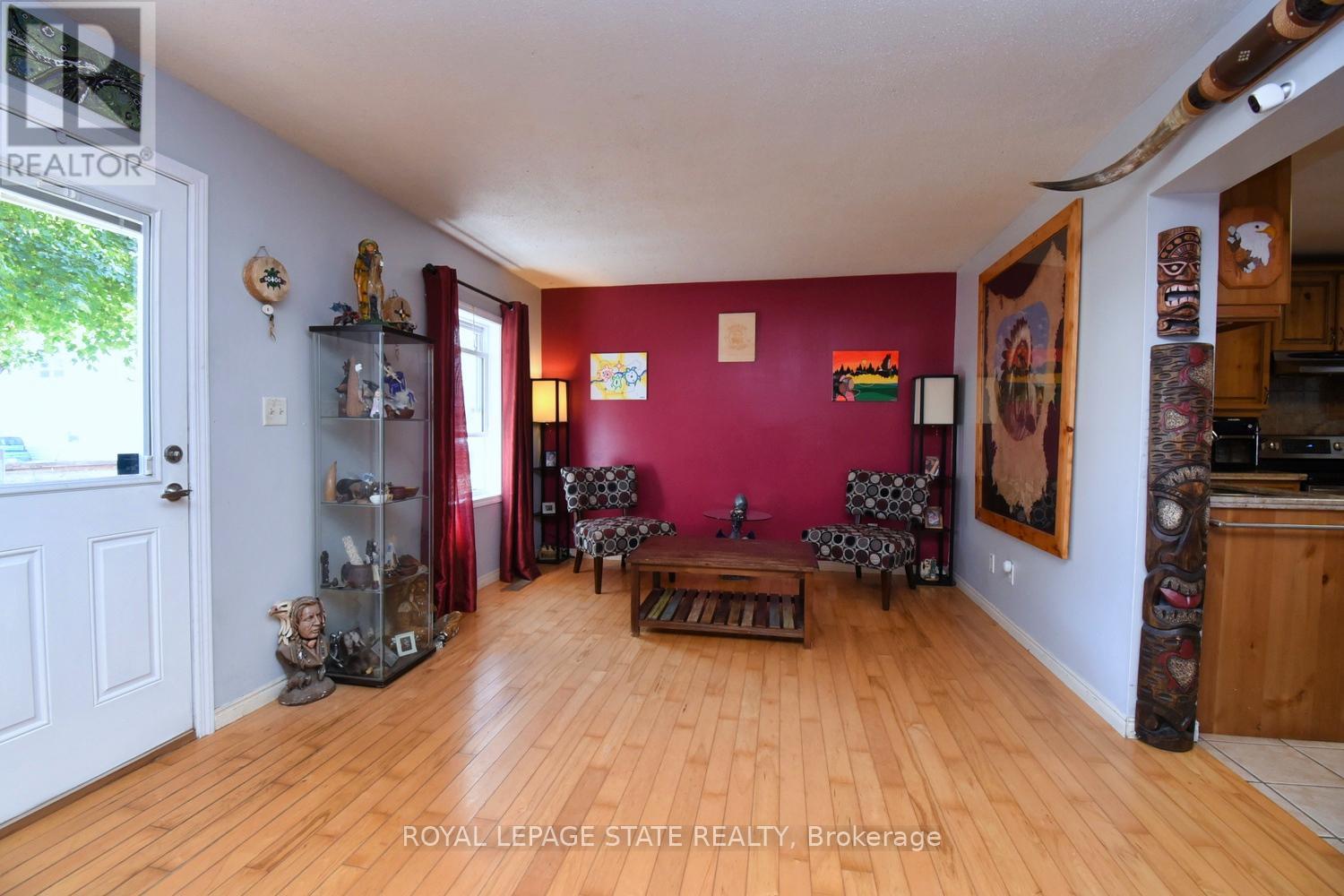 53 Seventh Avenue, Brantford, Ontario  N3S 1B3 - Photo 6 - X12452597