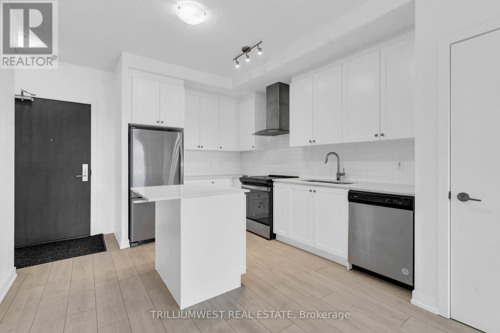 322 - 55 Duke Street W, Kitchener, Ontario  N2H 0C9 - Photo 4 - X12452605