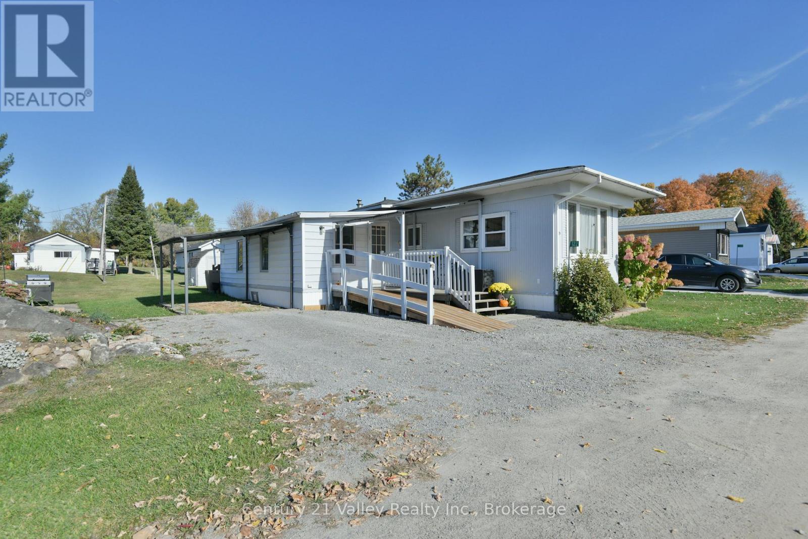 122 Lisa Lane, Horton, Ontario  K7V 0A6 - Photo 2 - X12452742