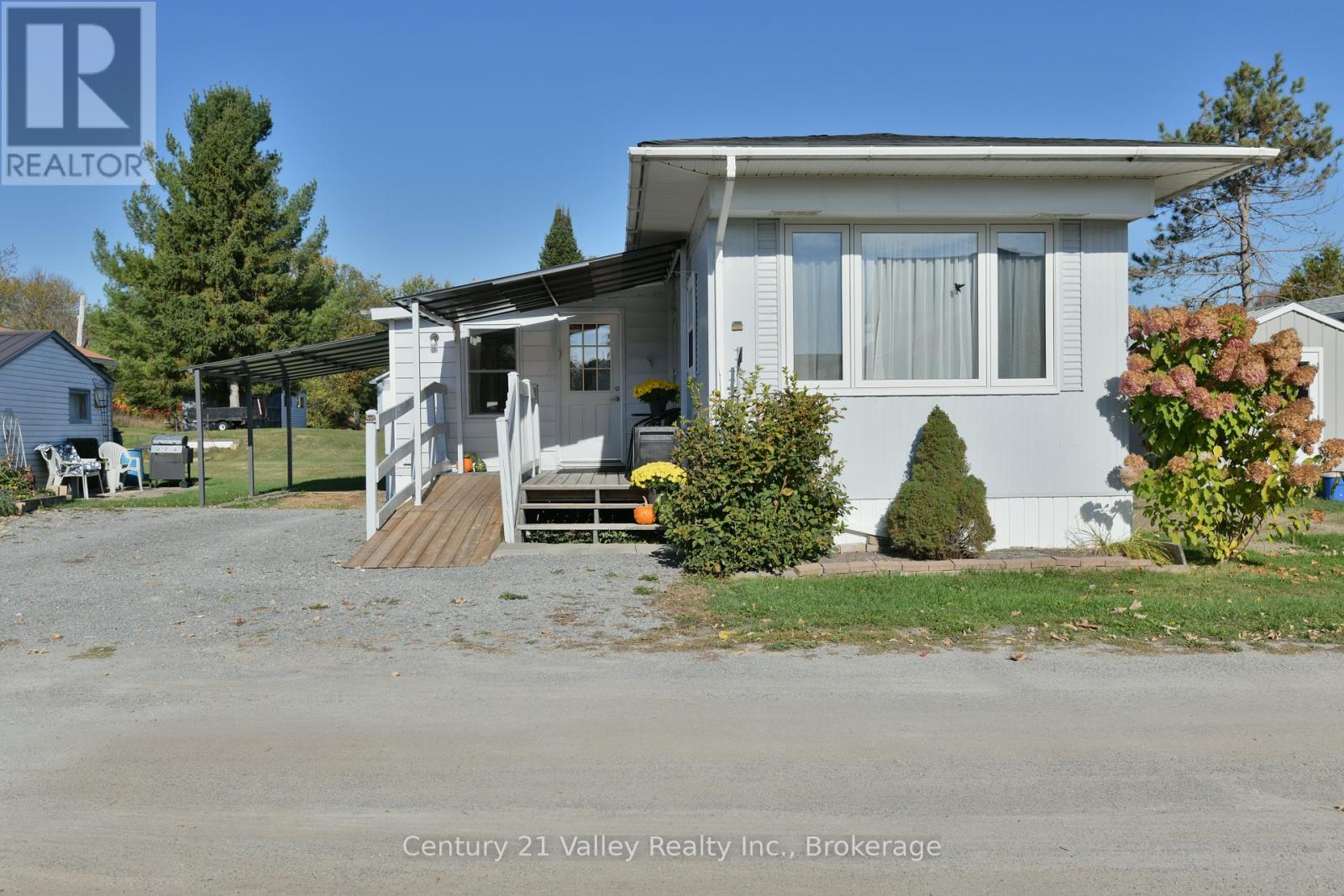 122 Lisa Lane, Horton, Ontario  K7V 0A6 - Photo 7 - X12452742